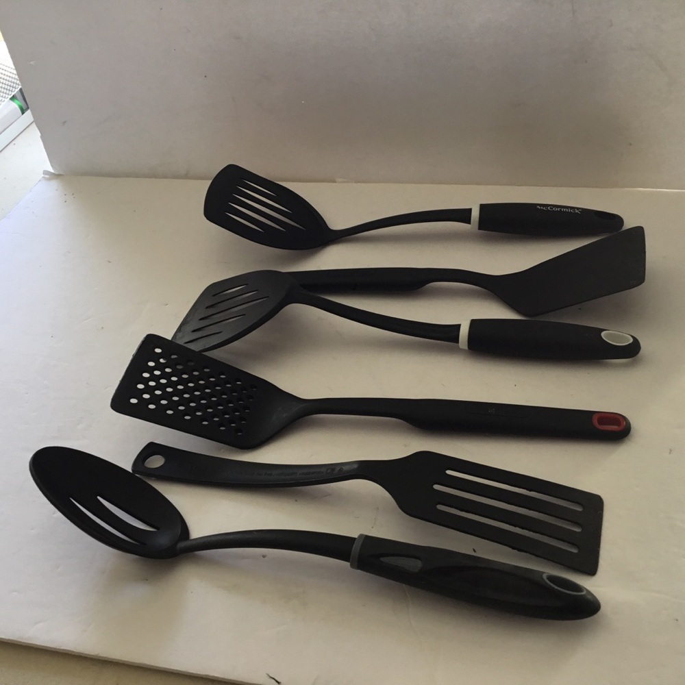 Utensils, large in black plastic. Lot of 6 kitchen